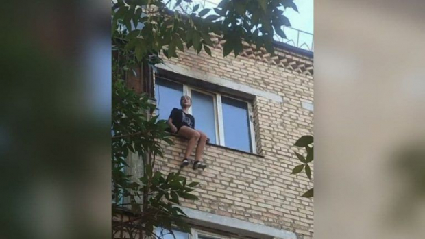 Видео: В Ташкенте девушка выпала из окна четвертого этажа, спасаясь от пожара