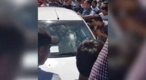 Видео: В Навои граждане разбили машину мужчине, который снимал нарушения ПДД