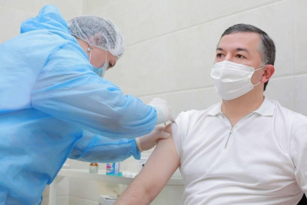 Заместитель премьер-министра Узбекистана Бекзод Мусаев получил вакцину
