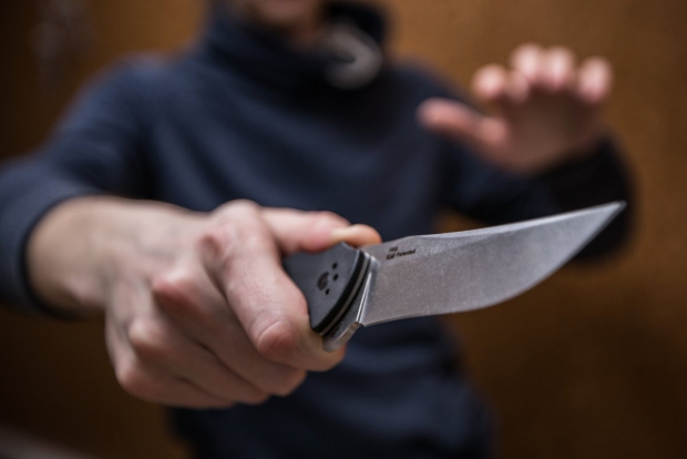 В Намангане мужчина во время свадьбы знакомого с ножом напал на бывшую супругу