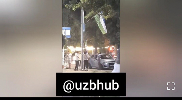 Узбекистанцы снявшие флаги с улиц, создали пробки на дорогах