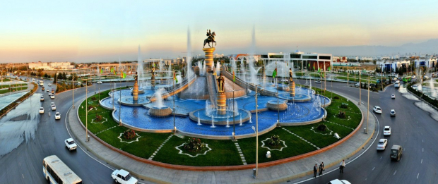 В Туркменистане девушкам и парням запретили ходить вместе