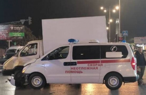 В Ташкенте произошло ДТП с участием грузового автомобиля и скорой помощи