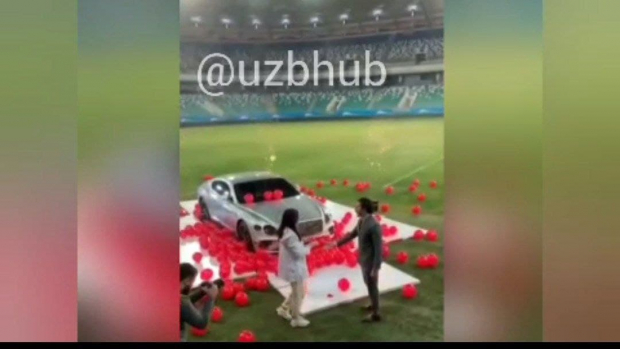 Узбекский бизнесмен сделал своей девушке предложение на стадионе и подарил ей авто за $300 тысяч
