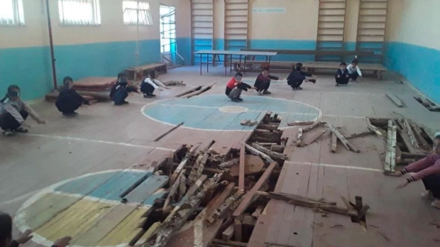 В Шахрисабзе школьники  занимаются на прогнившем полу спортзала