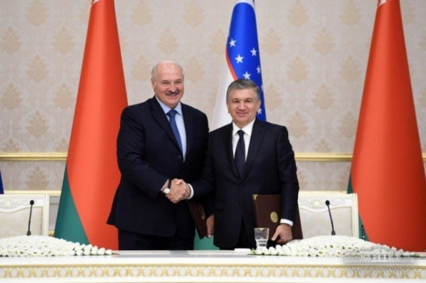 Александр Лукашенко поздравил Шавката Мирзиёева с победой на выборах