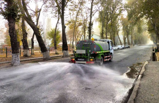 В Ташкенте начали бороться с последствиями пыльной мглы