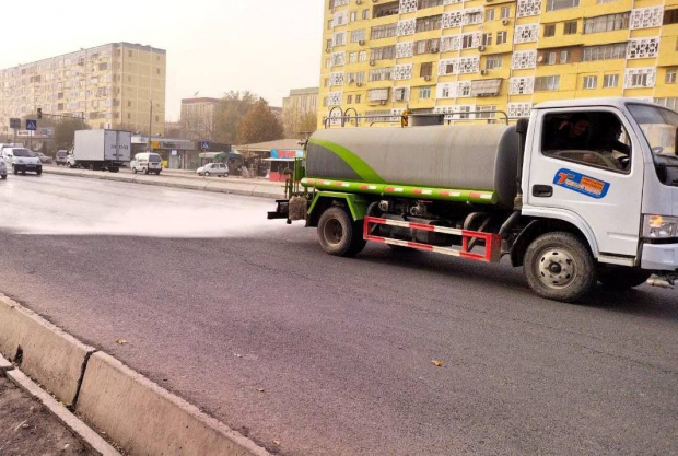 В Ташкенте начали бороться с последствиями пыльной мглы