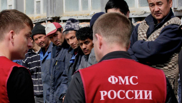 Стало известно, сколько узбекистанцев выехали на заработки в Россию с начала года