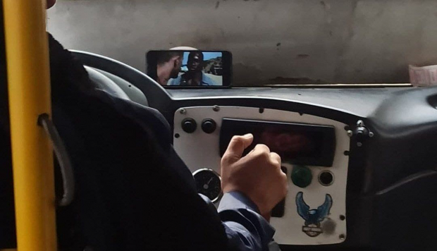 В Ташкенте оштрафовали водителя автобуса за просмотр фильма во время езды