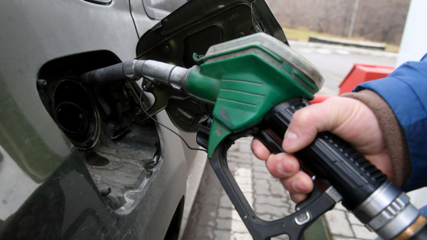 Узбекистанцам пообещали стабилизировать цены на бензин