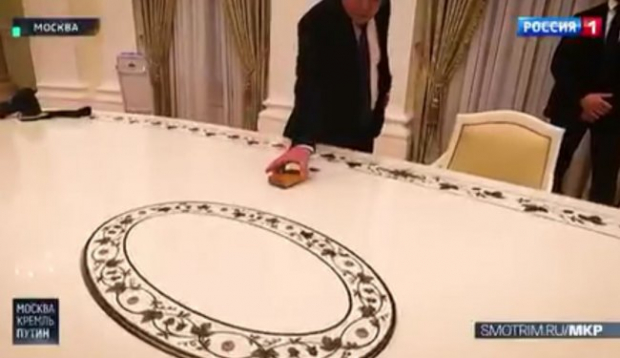 Стало известно, для чего нужна «секретная кнопка» на столе Путина во время встречи с Мирзиёевым