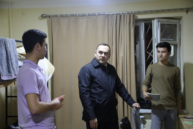 Министр высшего образования Абдукодир Ташкулов посетил общежитие технического университета