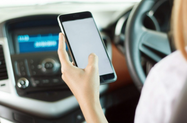 В Узбекистане водителям разрешили пользоваться телефоном через наушники и громкую связь