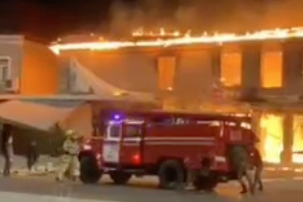 В Ташкенте в двухэтажном доме произошел сильный пожар