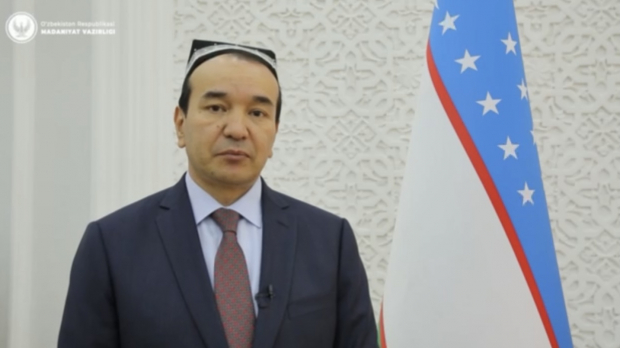 В Узбекистане сотрудники министерства культуры начали носить тюбетейки