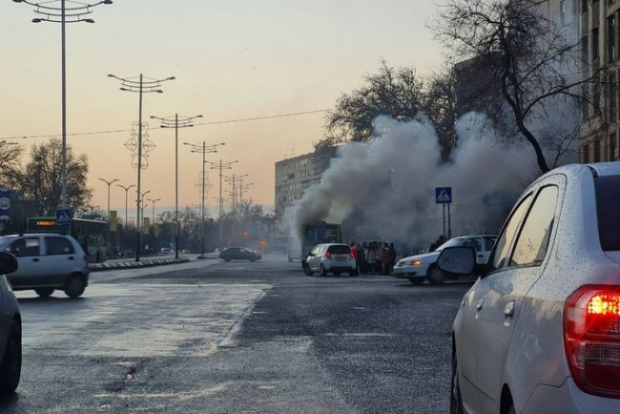 В Ташкенте загорелся пассажирский автобус