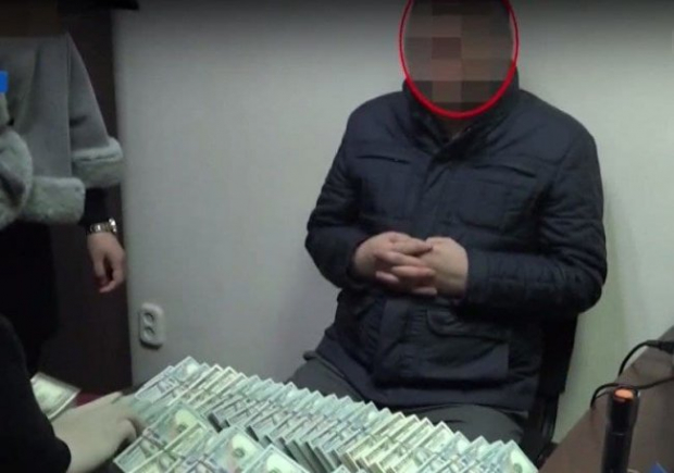 В Ташкентской области чиновник попался на взятке в размере 500 000 долларов