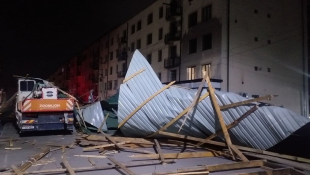 В Самарканде сильный ветер снес крышу многоэтажного дома