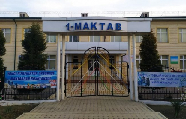 В Наманганской области уволили директора школы, где у ученика отобрали ноутбук