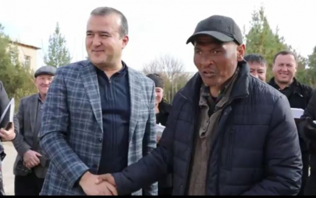 В Кашкадарьинской области хоким подарил жителю свою куртку