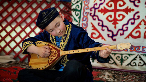 Названы музыкальные инструменты, на которых должны будут научиться играть узбекские школьники