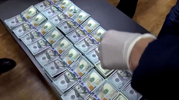 Правоохранители опубликовали видео задержания чиновника, получившего $200 тысяч в качестве взятки