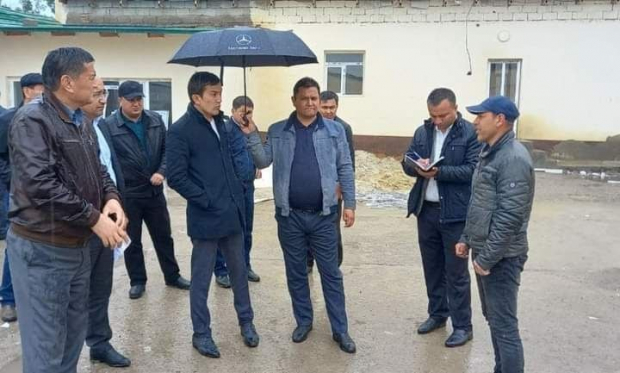 Пользователи критикуют замхокима Сурхандарьинской области за фото с зонтиком