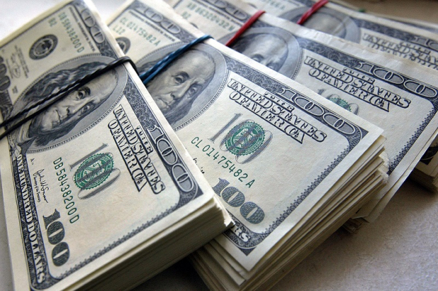 В Узбекистане коммерческие банки подняли курс доллара до 10955 сумов