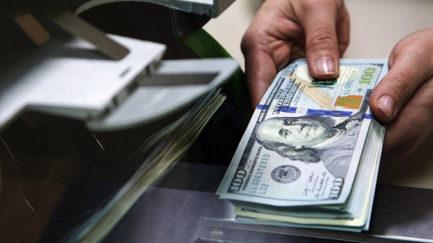 В коммерческих банках курс доллара повысился до 10 975 сумов