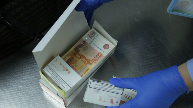 В Ташкенте мужчина пытался вывезти валюту под видом электронных сигарет