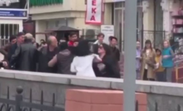 В Ташкенте возле метро несколько женщин устроили драку из-за одежды