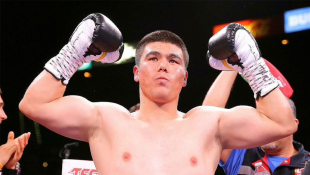 Узбекский боксер Бектемир Меликузиев отправил своего соперника в технический нокаут