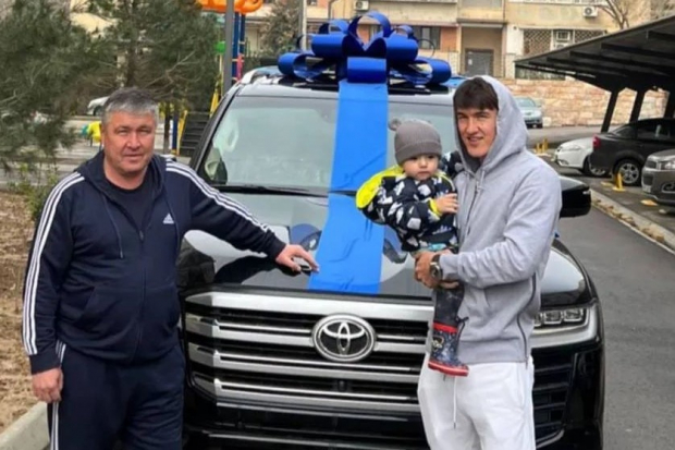Элдор Шомуродов подарил своему отцу Toyota Land Cruiser 300