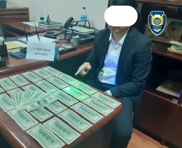 В Ташкенте начальник отдела вуза и студент попались на взятке