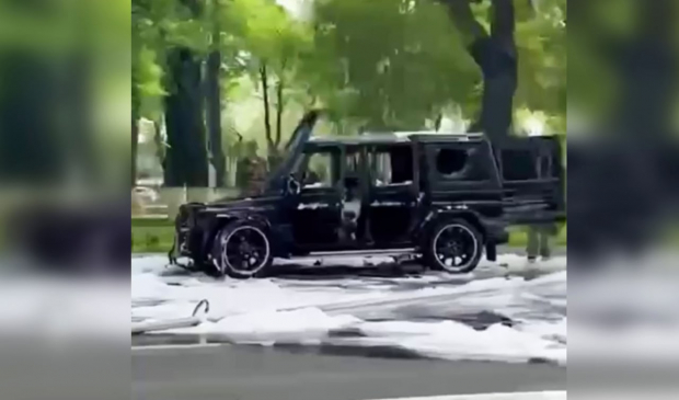 В Ташкенте загорелся Mercedes-Benz