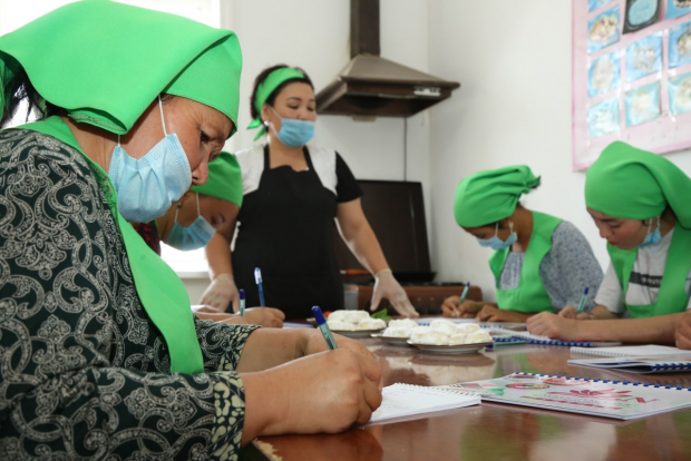В Узбекистане некоторым категориям женщин могут разрешить поступать в вузы без экзаменов