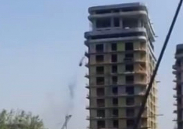 Ташкентцев разозлил слетающий с новостройки песок