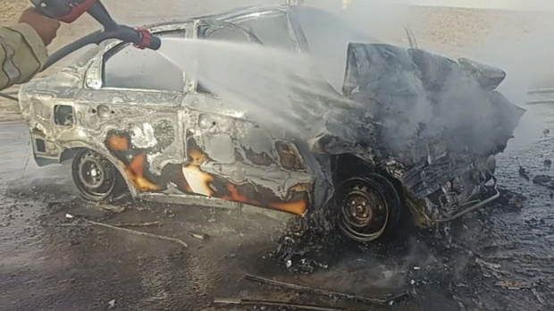 В Сурхандарьинской области загорелся автомобиль с пассажирами внутри