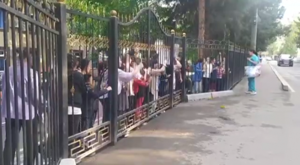 В одном из детских домов Ташкента воспитанники устроили митинг