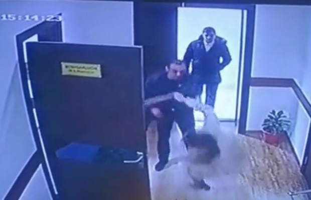 В Навоийской области мужчина, избивший сотрудницу банка арестован на 15 суток — видео