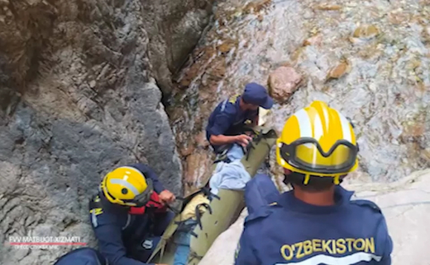 В Ташобласти турист, пытаясь сделать селфи на водопаде, упал и сломал ногу