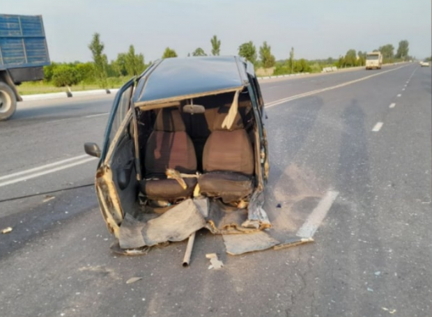 В Андижанской области из-за аварии автомобиль Tico разлетелся на части