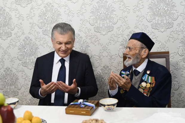 Шавкат Мирзиёев лично поздравил с праздником 9 мая некоторых ветеранов Ташкента