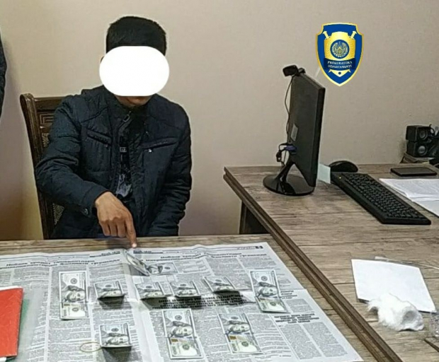 Помощник инспектора Центра содействия занятости населения Кунграда, задержан при получении взятки