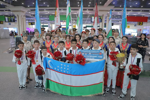 Победителей международного турнира по футболу торжественно встретили в аэропорту Ташкента