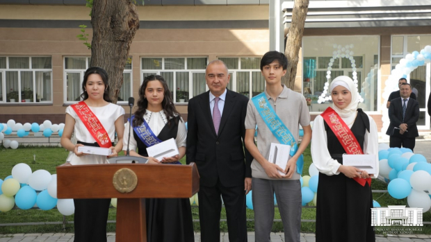 Жахонгир Артыкхожаев зачитал поздравление Шавката Мирзиёева в школе Шайхантохурского района