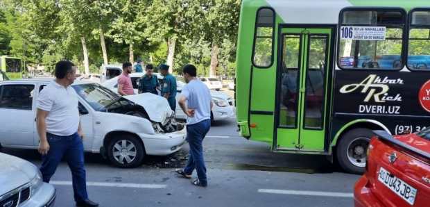 В Ташкенте автомобиль столкнулся с пассажирским автобусом