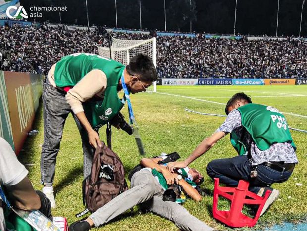 В матче Узбекистан-Ирак оператор и фотограф пострадали от камней, брошенных болельщиками