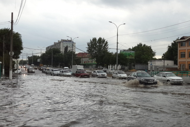 Из-за кратковременного проливного дождя улицы Ташкента снова затопило